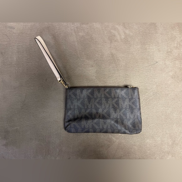 Michael Kors wristlet that can also be used as a small purse - Picture 2 of 4